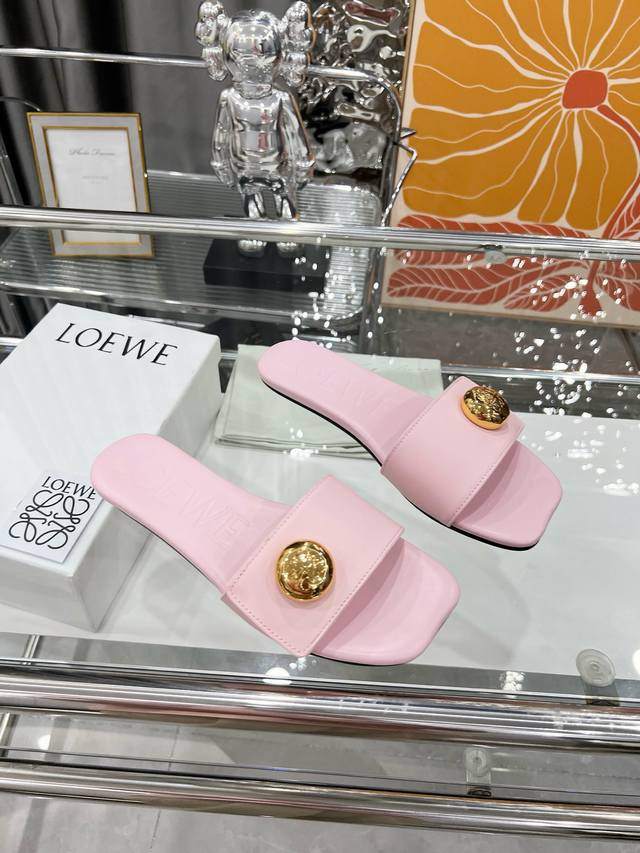 出厂 Loewe 罗意威 2025 Ss夏季限定镂空拖鞋，是一个非常全面之尊贵时尚品牌，强烈推荐给各小仙女。 1面料: 进口牛皮 2内里： 进口意制小羊皮 超级
