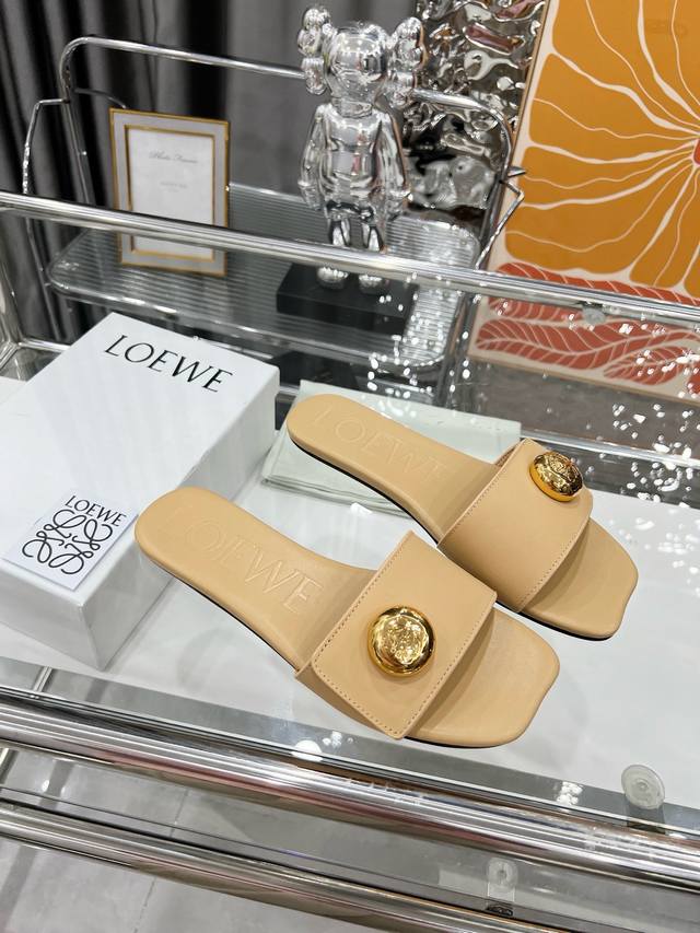 出厂 Loewe 罗意威 2025 Ss夏季限定镂空拖鞋，是一个非常全面之尊贵时尚品牌，强烈推荐给各小仙女。 1面料: 进口牛皮 2内里： 进口意制小羊皮 超级