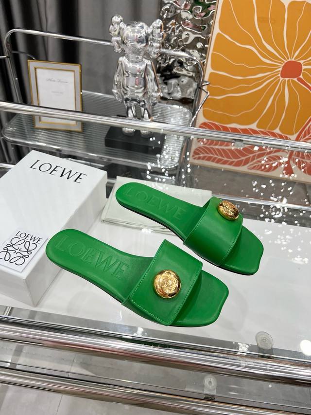 出厂 Loewe 罗意威 2025 Ss夏季限定镂空拖鞋，是一个非常全面之尊贵时尚品牌，强烈推荐给各小仙女。 1面料: 进口牛皮 2内里： 进口意制小羊皮 超级
