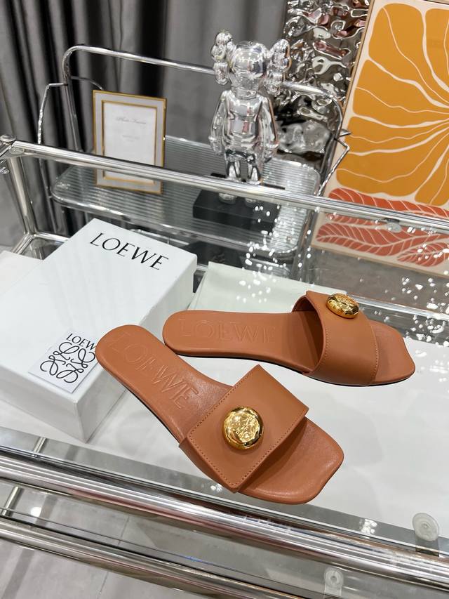 出厂 Loewe 罗意威 2025 Ss夏季限定镂空拖鞋，是一个非常全面之尊贵时尚品牌，强烈推荐给各小仙女。 1面料: 进口牛皮 2内里： 进口意制小羊皮 超级
