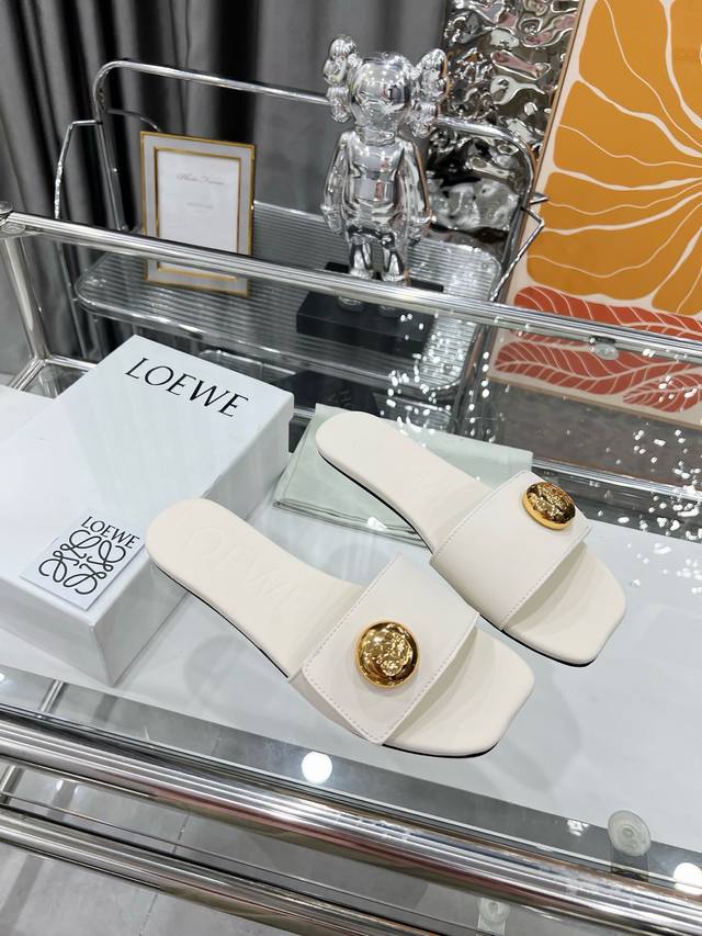 出厂 Loewe 罗意威 2025 Ss夏季限定镂空拖鞋，是一个非常全面之尊贵时尚品牌，强烈推荐给各小仙女。 1面料: 进口牛皮 2内里： 进口意制小羊皮 超级