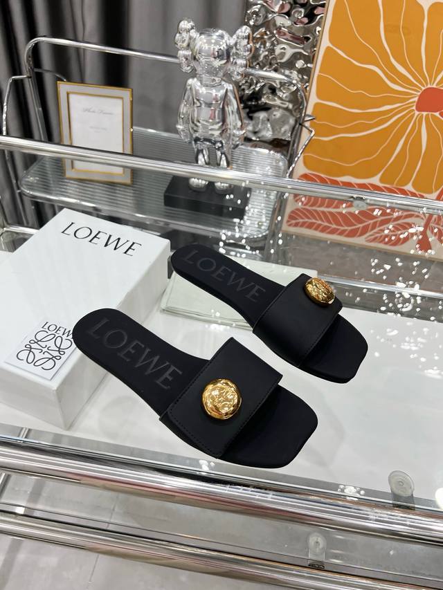 出厂 Loewe 罗意威 2025 Ss夏季限定镂空拖鞋，是一个非常全面之尊贵时尚品牌，强烈推荐给各小仙女。 1面料: 进口牛皮 2内里： 进口意制小羊皮 超级