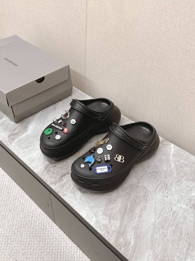 春夏最新情侣款洞洞鞋，25春季新款黑马单品,海内外时尚博主纷纷上脚大秀，火遍海内外社交平台，时尚达人必入款，各种元素五金扣Diy 极具品牌辨识度 男女两双购入
