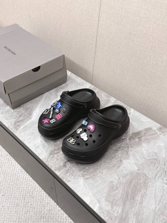 春夏最新情侣款洞洞鞋，25春季新款黑马单品,海内外时尚博主纷纷上脚大秀，火遍海内外社交平台，时尚达人必入款，各种元素五金扣Diy 极具品牌辨识度 男女两双购入