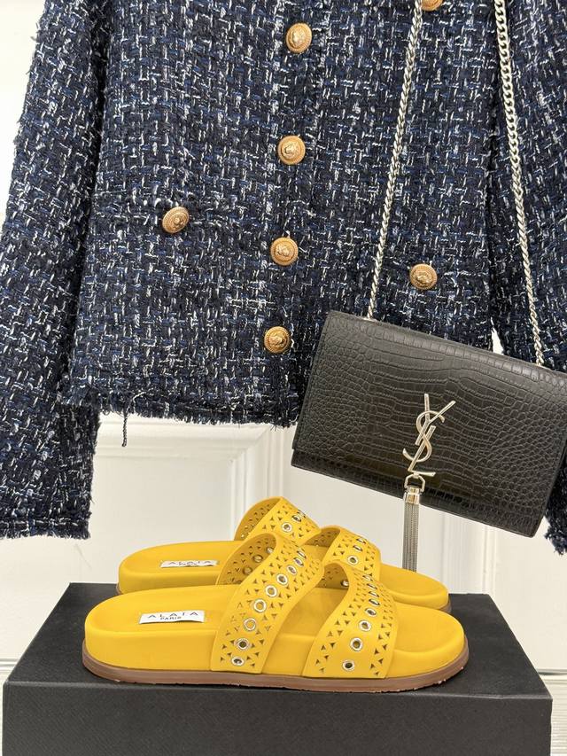 Alaia｜阿莱亚 25Wf春夏新品 镂空休闲拖鞋 Alaia这个来自法国的奢侈品牌 以其性感摩登的设计风格闻名于世 承载着品牌对时尚的深刻理解与独特诠释 这款