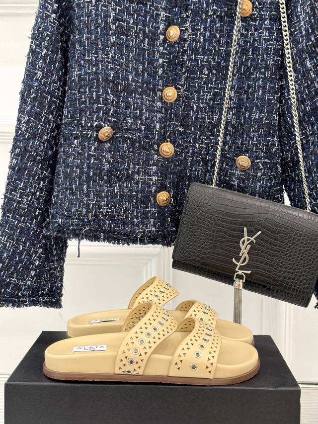Alaia｜阿莱亚 25Wf春夏新品 镂空休闲拖鞋 Alaia这个来自法国的奢侈品牌 以其性感摩登的设计风格闻名于世 承载着品牌对时尚的深刻理解与独特诠释 这款