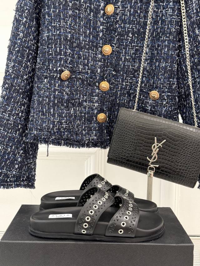 Alaia｜阿莱亚 25Wf春夏新品 镂空休闲拖鞋 Alaia这个来自法国的奢侈品牌 以其性感摩登的设计风格闻名于世 承载着品牌对时尚的深刻理解与独特诠释 这款