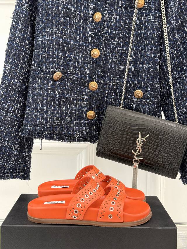 Alaia｜阿莱亚 25Wf春夏新品 镂空休闲拖鞋 Alaia这个来自法国的奢侈品牌 以其性感摩登的设计风格闻名于世 承载着品牌对时尚的深刻理解与独特诠释 这款
