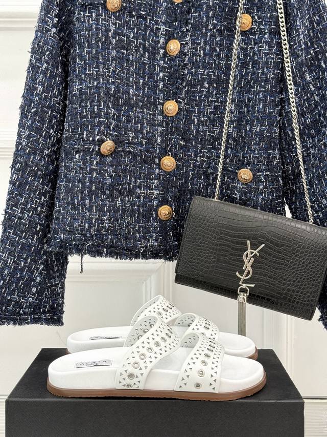 Alaia｜阿莱亚 25Wf春夏新品 镂空休闲拖鞋 Alaia这个来自法国的奢侈品牌 以其性感摩登的设计风格闻名于世 承载着品牌对时尚的深刻理解与独特诠释 这款