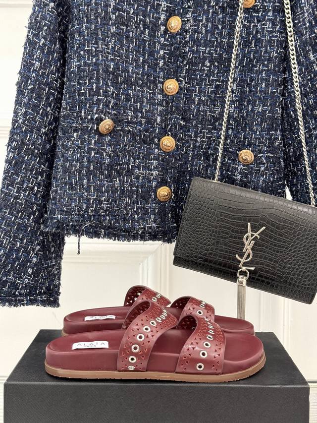 Alaia｜阿莱亚 25Wf春夏新品 镂空休闲拖鞋 Alaia这个来自法国的奢侈品牌 以其性感摩登的设计风格闻名于世 承载着品牌对时尚的深刻理解与独特诠释 这款