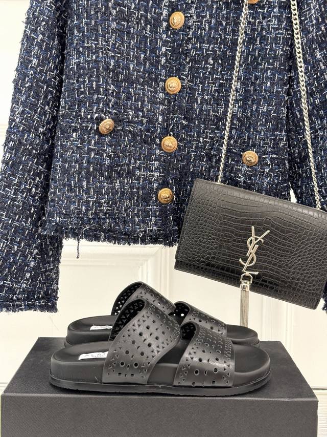 Alaia｜阿莱亚 25Wf春夏新品 镂空休闲拖鞋 Alaia这个来自法国的奢侈品牌 以其性感摩登的设计风格闻名于世 承载着品牌对时尚的深刻理解与独特诠释 这款