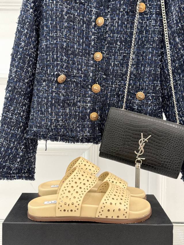 Alaia｜阿莱亚 25Wf春夏新品 镂空休闲拖鞋 Alaia这个来自法国的奢侈品牌 以其性感摩登的设计风格闻名于世 承载着品牌对时尚的深刻理解与独特诠释 这款