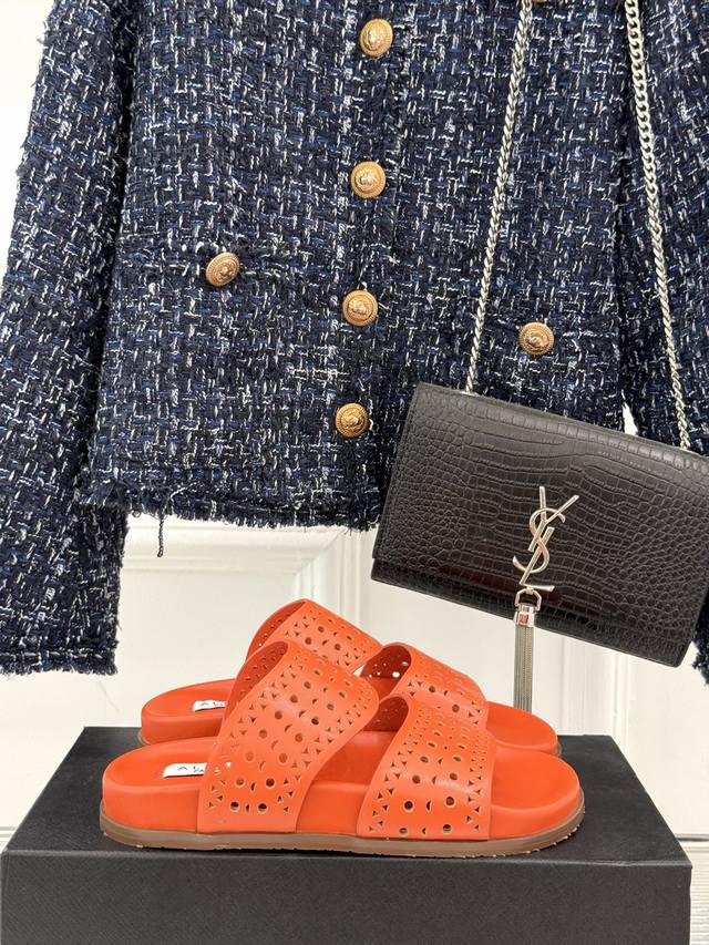 Alaia｜阿莱亚 25Wf春夏新品 镂空休闲拖鞋 Alaia这个来自法国的奢侈品牌 以其性感摩登的设计风格闻名于世 承载着品牌对时尚的深刻理解与独特诠释 这款