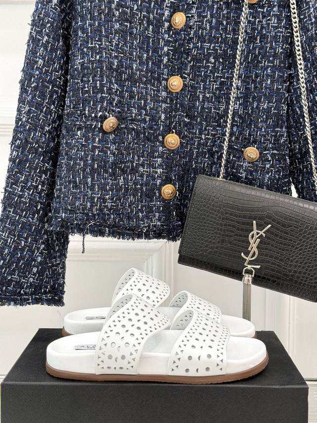 Alaia｜阿莱亚 25Wf春夏新品 镂空休闲拖鞋 Alaia这个来自法国的奢侈品牌 以其性感摩登的设计风格闻名于世 承载着品牌对时尚的深刻理解与独特诠释 这款