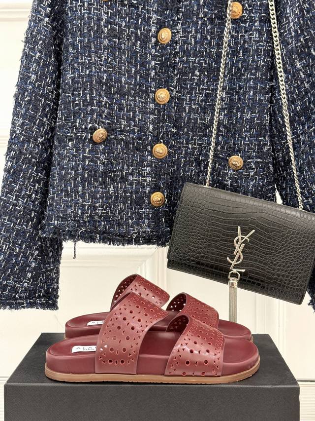 Alaia｜阿莱亚 25Wf春夏新品 镂空休闲拖鞋 Alaia这个来自法国的奢侈品牌 以其性感摩登的设计风格闻名于世 承载着品牌对时尚的深刻理解与独特诠释 这款