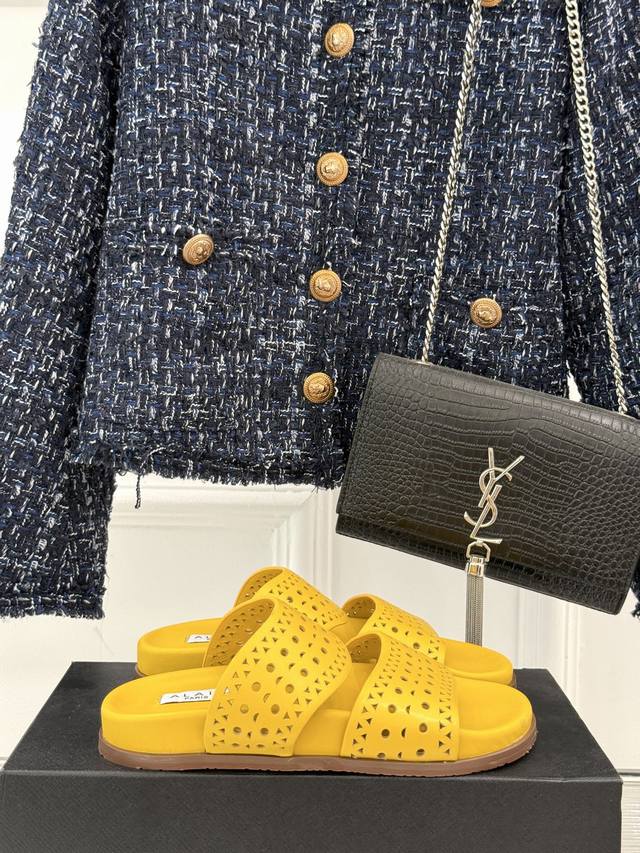 Alaia｜阿莱亚 25Wf春夏新品 镂空休闲拖鞋 Alaia这个来自法国的奢侈品牌 以其性感摩登的设计风格闻名于世 承载着品牌对时尚的深刻理解与独特诠释 这款
