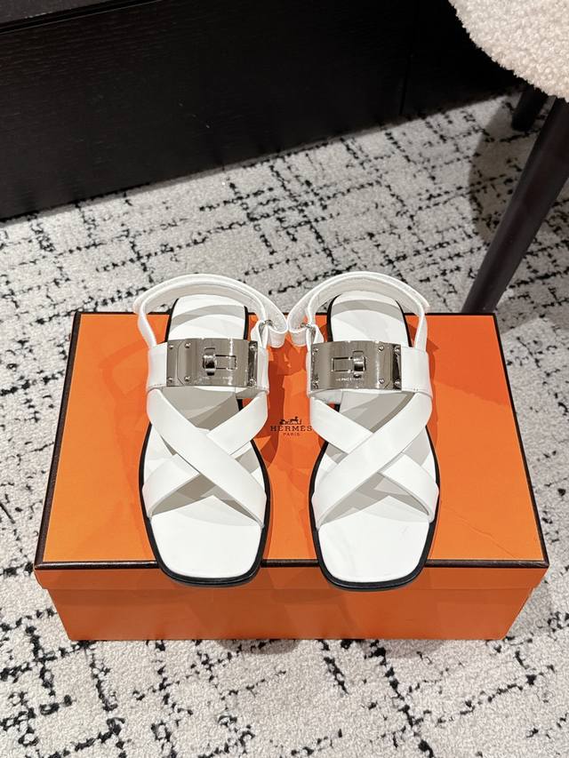 顶级版本 Hermes 爱马仕25 June Sandal系列 H家Kelly扣细带罗马 凉鞋 小牛皮凉鞋，搭配经典镀钯Kelly鞋扣和袢带。打造简约造型，可谓