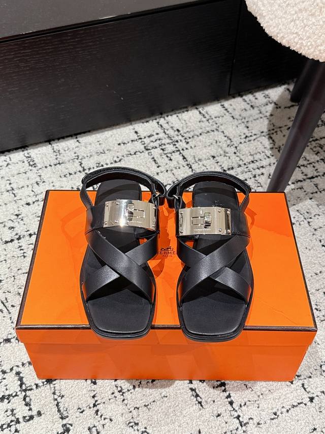 顶级版本 Hermes 爱马仕25 June Sandal系列 H家Kelly扣细带罗马 凉鞋 小牛皮凉鞋，搭配经典镀钯Kelly鞋扣和袢带。打造简约造型，可谓