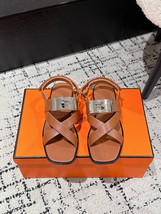 顶级版本 Hermes 爱马仕25 June Sandal系列 H家Kelly扣细带罗马 凉鞋 小牛皮凉鞋，搭配经典镀钯Kelly鞋扣和袢带。打造简约造型，可谓
