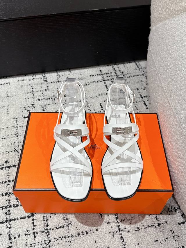 顶级版本 Hermes 爱马仕25 June Sandal系列 H家Kelly扣细带罗马 凉鞋 小牛皮凉鞋，搭配经典镀钯Kelly鞋扣和袢带。打造简约造型，可谓
