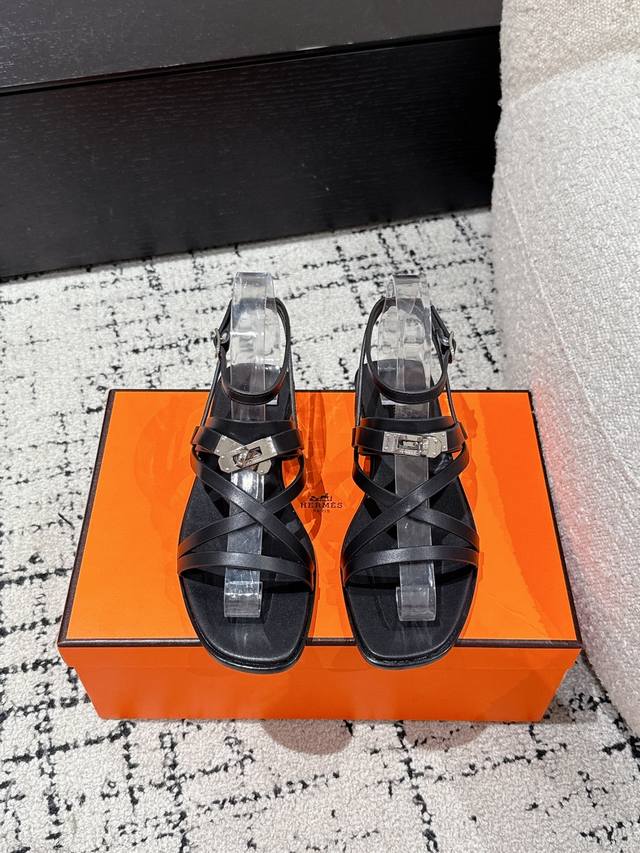 顶级版本 Hermes 爱马仕25 June Sandal系列 H家Kelly扣细带罗马 凉鞋 小牛皮凉鞋，搭配经典镀钯Kelly鞋扣和袢带。打造简约造型，可谓