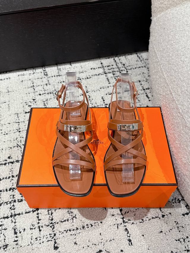 顶级版本 Hermes 爱马仕25 June Sandal系列 H家Kelly扣细带罗马 凉鞋 小牛皮凉鞋，搭配经典镀钯Kelly鞋扣和袢带。打造简约造型，可谓
