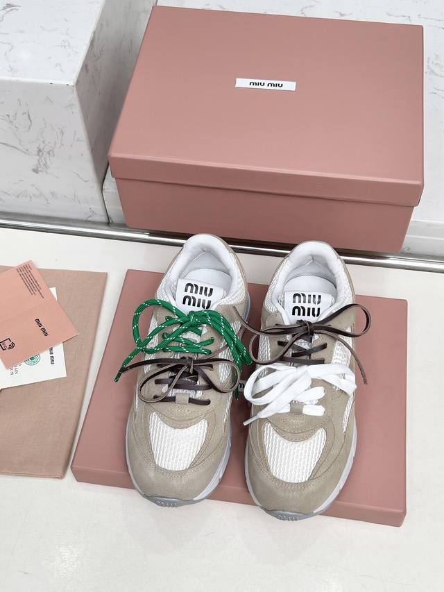 Miumiu缪缪 最新款复古风老爹鞋运动鞋颜值担当火爆款运动鞋 不得不入的一款～做旧时尚，简约高级 随意搭配上脚非常舒适，年度必入款 最新走秀款运动老爹鞋国内外