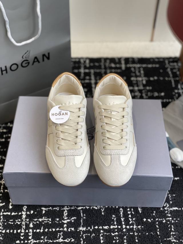代购级 Hogan 25春夏新品情侣款 阿甘鞋、德训鞋、复古休闲运动鞋 小红书好物分享；实在是太美太好穿太舒服太百搭啦 鞋子很轻便，逛街暴走户外运动零压力，配裙