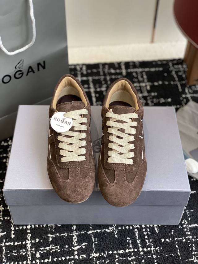 代购级 Hogan 25春夏新品情侣款 阿甘鞋、德训鞋、复古休闲运动鞋 小红书好物分享；实在是太美太好穿太舒服太百搭啦 鞋子很轻便，逛街暴走户外运动零压力，配裙