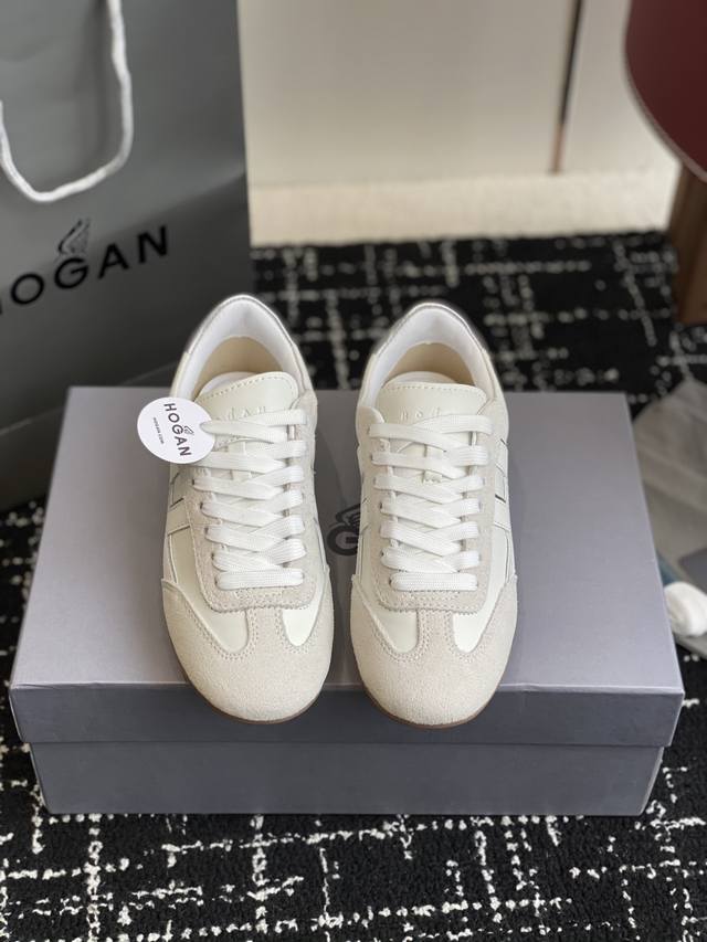 代购级 Hogan 25春夏新品情侣款 阿甘鞋、德训鞋、复古休闲运动鞋 小红书好物分享；实在是太美太好穿太舒服太百搭啦 鞋子很轻便，逛街暴走户外运动零压力，配裙