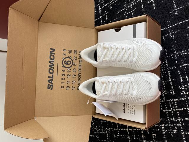 代购级 官网同步盒包装 Mm6 X Salomon Spectur Maison Margiela与Salomon合作的2025春夏系列鞋款，以公路跑鞋Spec