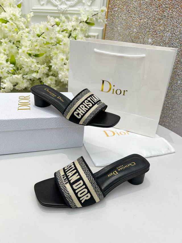 Dior迪奥最新火爆款，一款春新品、这款中跟真丝锻面+3D电秀鞋，绽现现代的设计理念。怎么搭配怎么好看。上脚舒适。码数35-40 40 42定做 出厂价Pp象胶