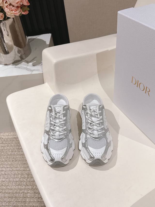Dior迪奥Chrono系列运动鞋 半拖 这款Dior Chrono运动鞋延续经久不衰的轮廓，采用网纱精心制作，所以上脚会特别的舒服哦 饰以Cd特殊工艺Logo