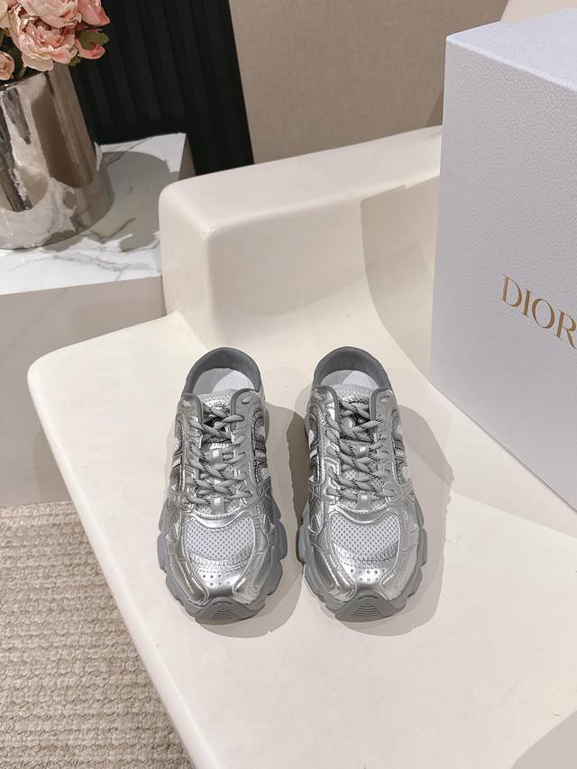 Dior迪奥Chrono系列运动鞋 半拖 这款Dior Chrono运动鞋延续经久不衰的轮廓，采用网纱精心制作，所以上脚会特别的舒服哦 饰以Cd特殊工艺Logo