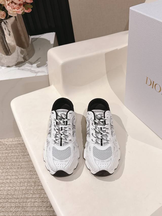 Dior迪奥Chrono系列运动鞋 半拖 这款Dior Chrono运动鞋延续经久不衰的轮廓，采用网纱精心制作，所以上脚会特别的舒服哦 饰以Cd特殊工艺Logo