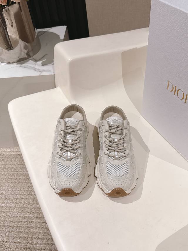 Dior迪奥Chrono系列运动鞋 半拖 这款Dior Chrono运动鞋延续经久不衰的轮廓，采用网纱精心制作，所以上脚会特别的舒服哦 饰以Cd特殊工艺Logo