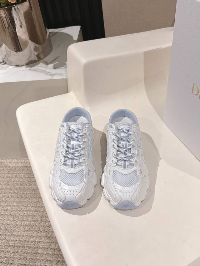 Dior迪奥Chrono系列运动鞋 半拖 这款Dior Chrono运动鞋延续经久不衰的轮廓，采用网纱精心制作，所以上脚会特别的舒服哦 饰以Cd特殊工艺Logo