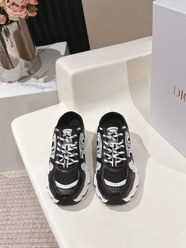 Dior迪奥Chrono系列运动鞋 半拖 这款Dior Chrono运动鞋延续经久不衰的轮廓，采用网纱精心制作，所以上脚会特别的舒服哦 饰以Cd特殊工艺Logo