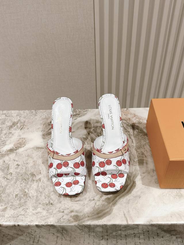 驴家早春新品 New Arrival～Lv春夏拖鞋，也太出彩了！时尚性感舒适，拉满了夏日美鞋能给的满分情绪价值.鞋的造型也很乖巧好看呀！ 鞋面选用进口牛皮印花