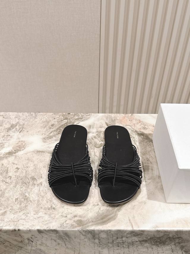 The Row 小众潮牌 25Ss春夏新款 罗马网绳 拖鞋 第一眼看到这个鞋子就爱上了，带点复古味随性搭配性感迷人好看！一贯极简风格，没有任何Logo点缀，简单