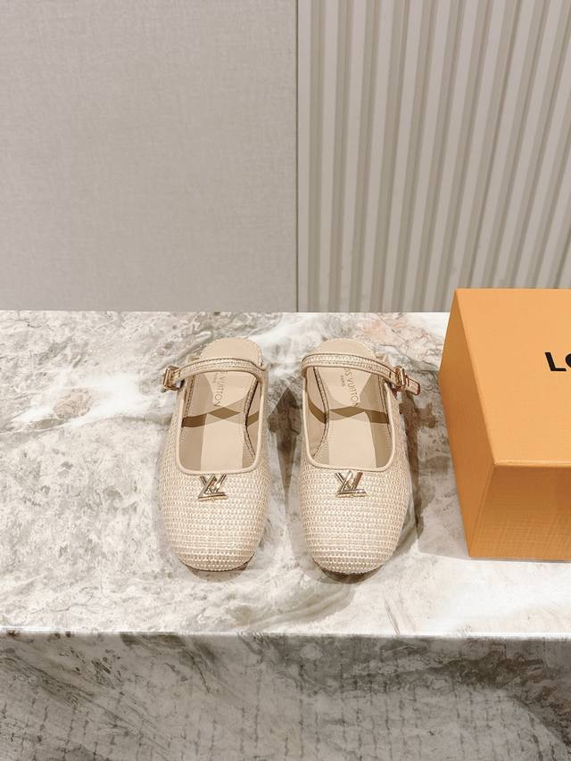 驴家早春新品 New Arrival～Lv麻绳鞋，也太出彩了！时尚性感舒适，拉满了夏日美鞋能给的满分情绪价值.鞋的造型也很乖巧好看呀！ 鞋面选用原版特殊材料，