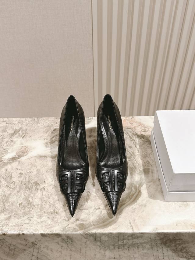 升级版 巴黎世家 Balenca*A 新款漆皮钻扣单鞋上新！这款鞋型是淑女尖头单鞋上脚美爆又百搭 Ins爆款 原版购入开模，定制牛漆皮私膜定制钻扣，所有的材质与