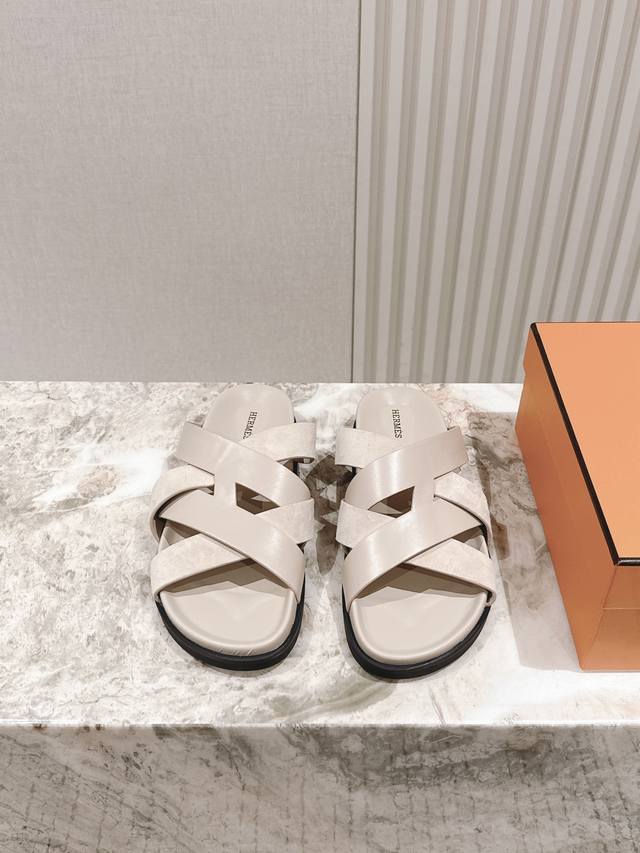 情侣款 男码10 225 情侣款 莞产 Hermes 爱马仕作为奢侈品牌中的巨头，所出的单品一直备受大家欢迎！一上市更是让人爱不释手！凉拖！ 渠道是国内组装的尾