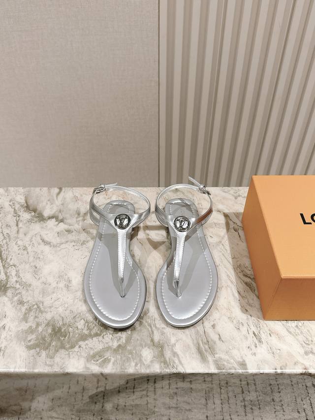 驴家夏季夹脚凉鞋系列新品 New Arrival～Lv春夏玛丽珍鞋，也太出彩了！时尚性感舒适，拉满了夏日美鞋能给的满分情绪价值.鞋的造型也很乖巧好看呀！ 鞋面