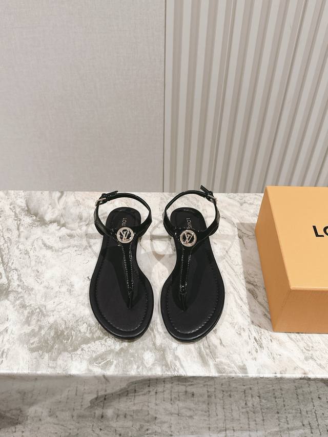 驴家夏季夹脚凉鞋系列新品 New Arrival～Lv春夏玛丽珍鞋，也太出彩了！时尚性感舒适，拉满了夏日美鞋能给的满分情绪价值.鞋的造型也很乖巧好看呀！ 鞋面