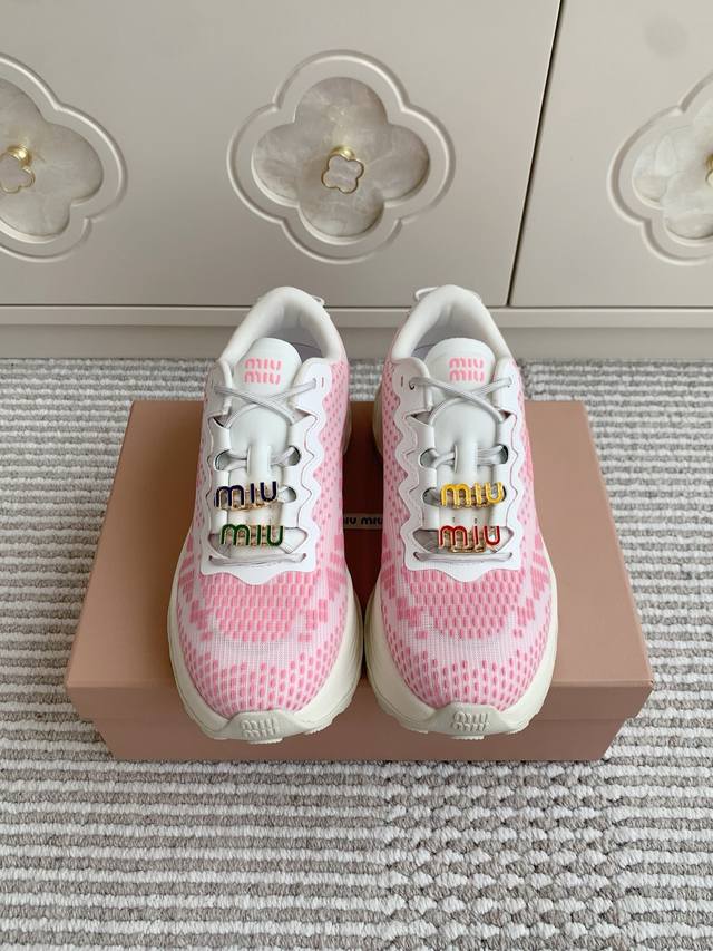配饰+20 Miumiu缪缪2025最新款美式厚底老爹鞋 运动鞋 ~ 颜值担当火爆款运动鞋 不得不入的一款～时尚 高级 随意搭配上脚非常舒适 年度必入款 最新走