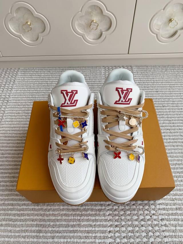 配饰+50 全新版面 Lv Trainer路易威登 驴家厚底运动鞋 滑板鞋 情侣款 原版购入开发 做货 本款Lv Trainer 运动鞋选用牛皮革塑造繁复鞋面，