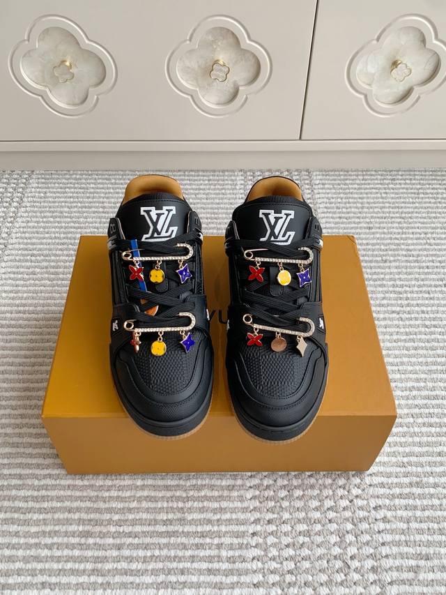 配饰+50 全新版面 Lv Trainer路易威登 驴家厚底运动鞋 滑板鞋 情侣款 原版购入开发 做货 本款Lv Trainer 运动鞋选用牛皮革塑造繁复鞋面，