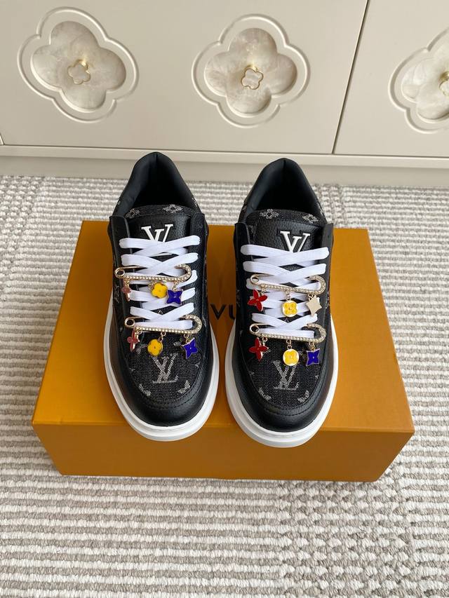 配饰+50 Louis Vuitton 路易威登Beverly Hills运动鞋 厚底休闲鞋 Beverly Hills 运动鞋以摩登笔触焕新设计 为镜面牛皮革