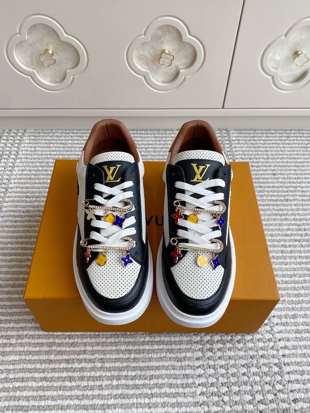 配饰+50 Louis Vuitton 路易威登Beverly Hills运动鞋 厚底休闲鞋 Beverly Hills 运动鞋以摩登笔触焕新设计 为镜面牛皮革